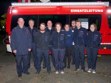 Hubert Halsband (l.) , Geschäftsführer des Verbandes der Feuerwehren im Kreis Paderborn, und Kreoisjugendfeuetrwehrwart Jürgen Kersting (2. v. l.) nehmen gemeinsam mit weiteren Voirdtandsmitgliedern und dem Hövelhofer Orga-Team die einzelnen Stationen in Augenschein.